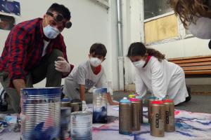 élèves de l'école La Cerisaie en train de peindre