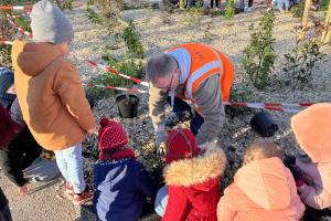 enfants en train de faire les plantations