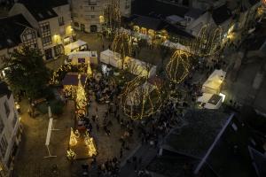 Vue aérienne du marché de Noël d'Olivet sur la place Louis Sallé en décembre 2024.