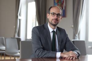 photo de Matthieu Schlesinger, maire d'Olivet, dans la salle du Conseil