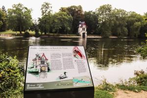 Panneau parcours patrimoine devant la gare à bateaux de la Quétonnière